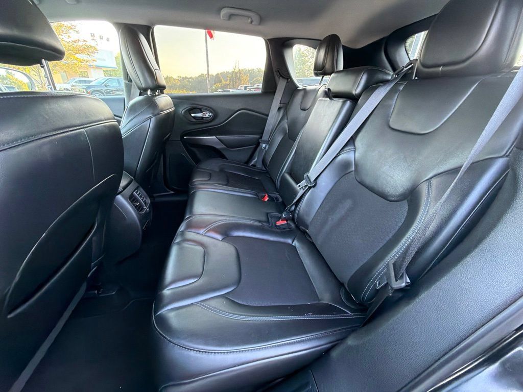 Used 2020 Jeep Cherokee Latitude Plus AWD/4WD image 6