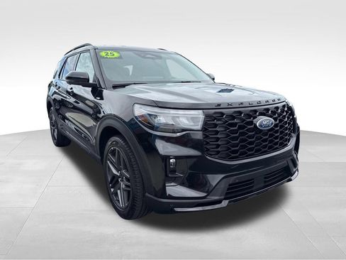 Used 2025 Ford Explorer ST-Line w/ ST-Line Street Pack AWD/4WD image 17