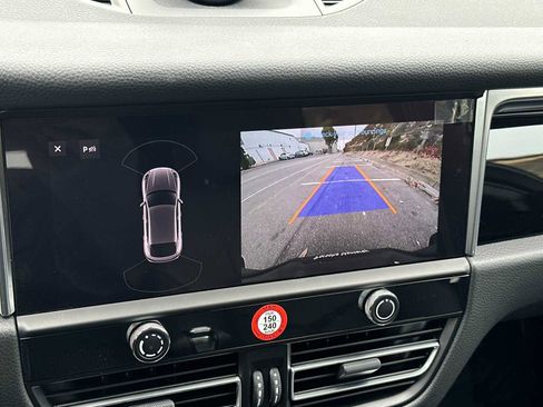 Used 2025 Porsche Macan image 21