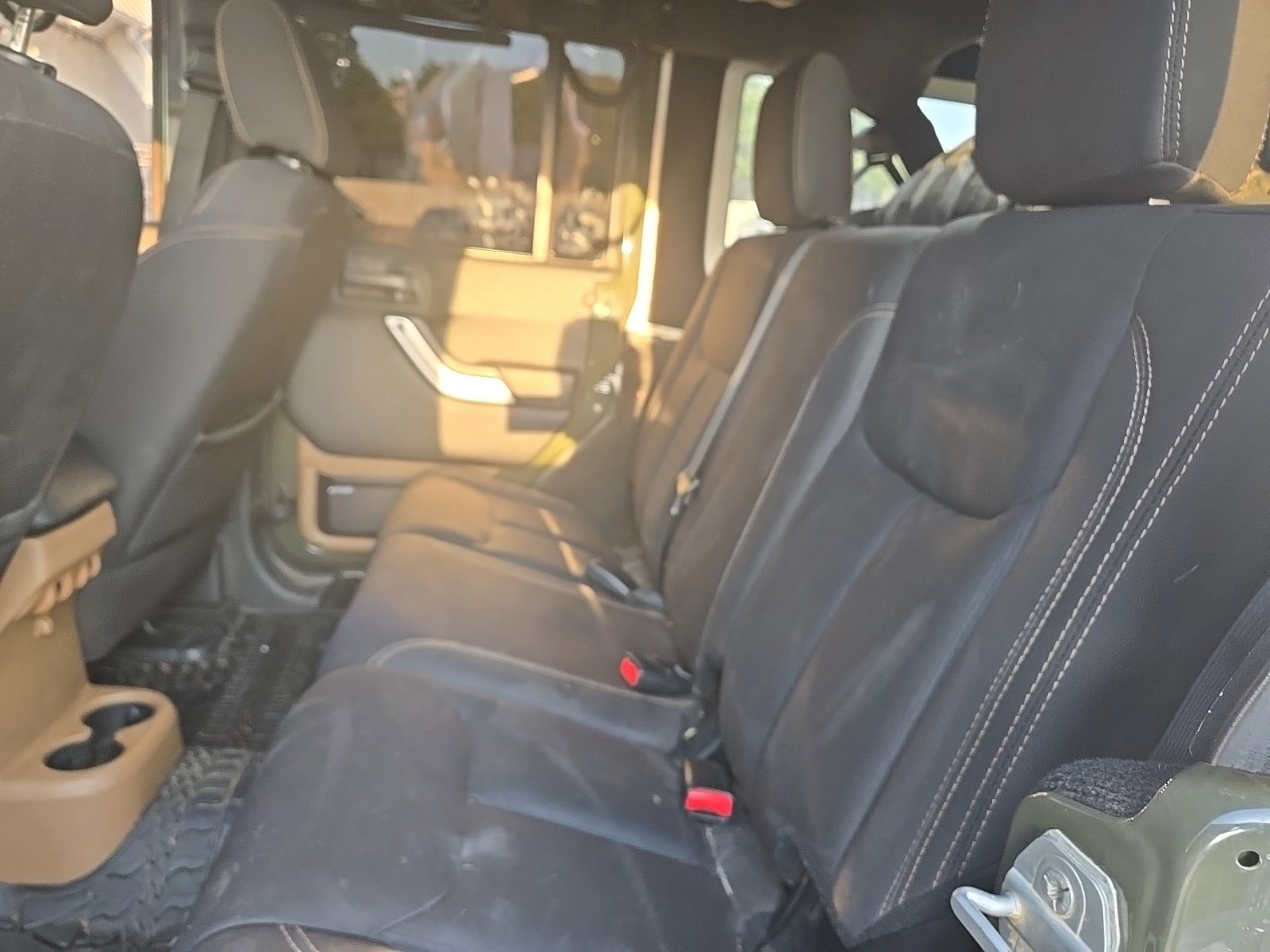 Used 2015 Jeep Wrangler Unlimited Rubicon w/ Connectivity Group AWD/4WD image 8