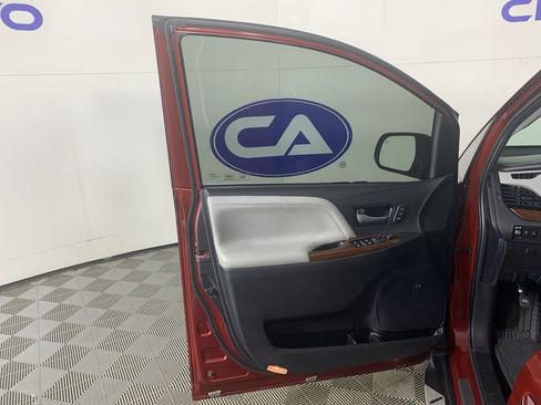 Used 2017 Toyota Sienna Limited Premium image 14
