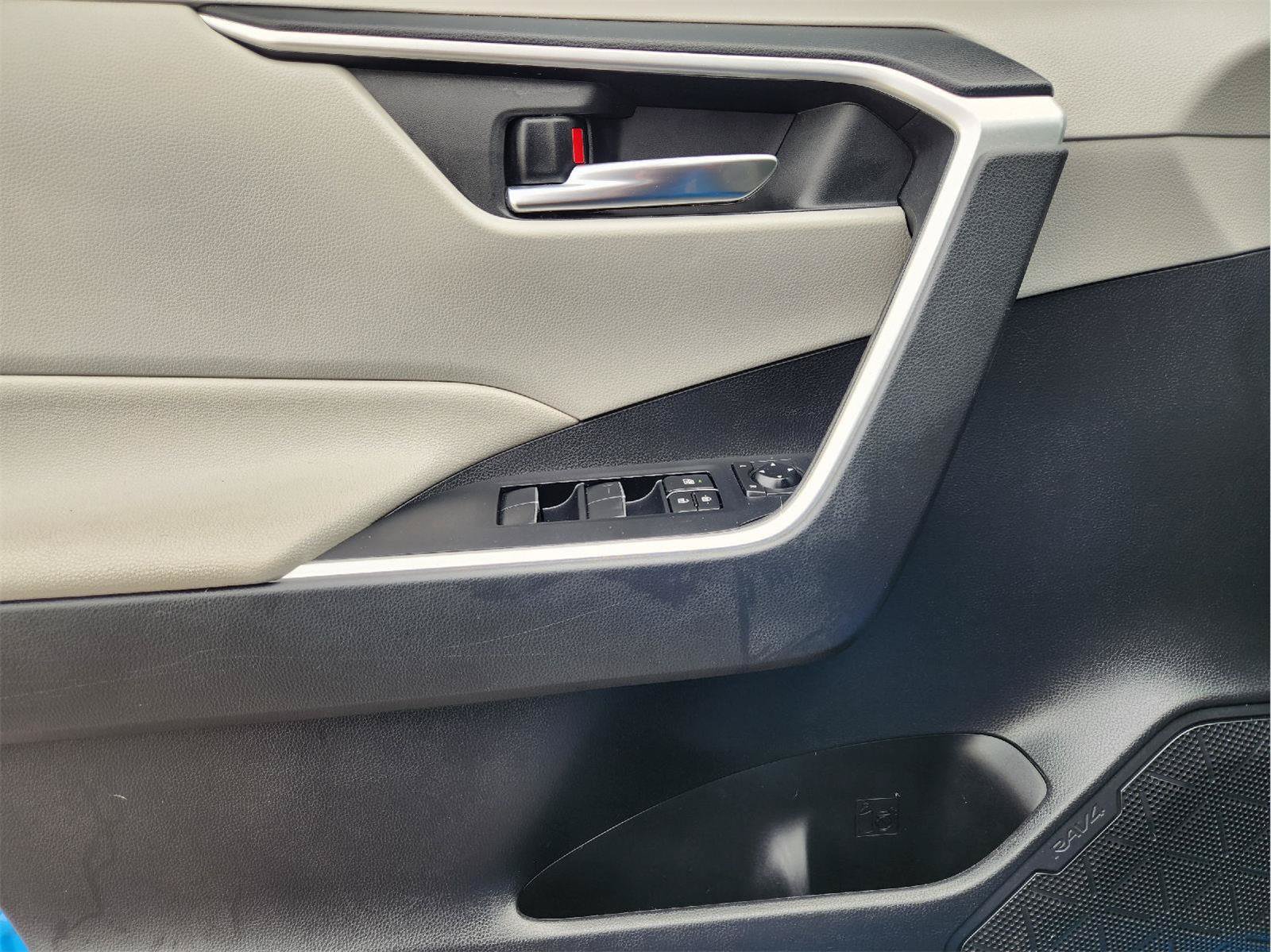 Used 2020 Toyota RAV4 XLE Premium FWD image 23