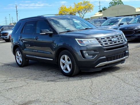 Used 2017 Ford Explorer XLT w/ Equipment Group 202A AWD/4WD image 7