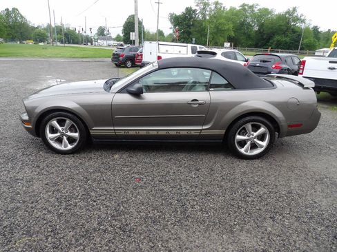 Used 2005 Ford Mustang Convertible RWD image 3