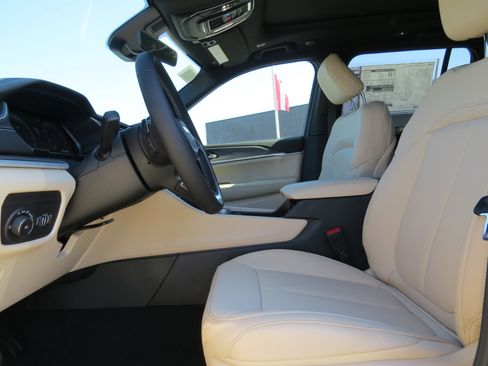 New 2025 Jeep Grand Cherokee Limited w/ Trailer Tow Package image 17