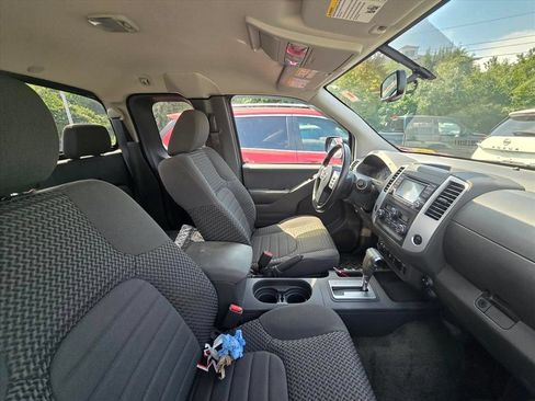 Used 2017 Nissan Frontier SV w/ SV Value Truck Package AWD/4WD image 7