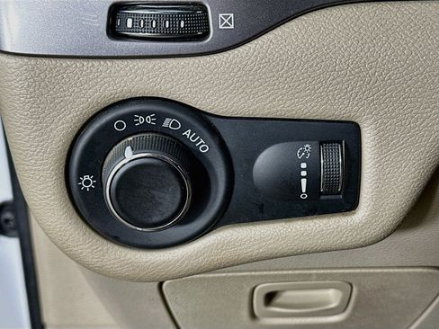 Used 2021 Jeep Cherokee Latitude AWD/4WD image 17