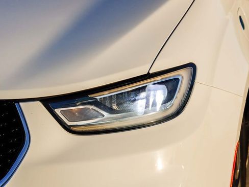 Used 2023 Chrysler Pacifica Touring-L image 5