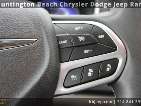 Used 2023 Chrysler Pacifica Touring-L image 15