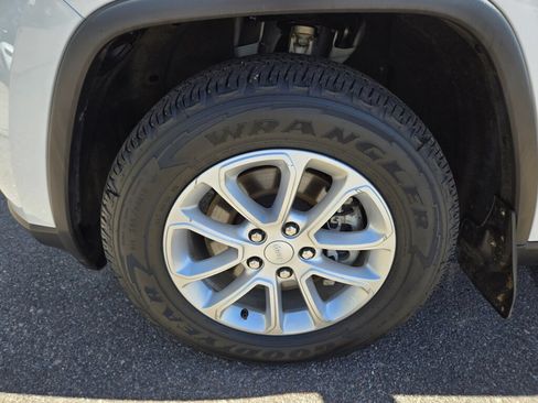 Used 2022 Jeep Grand Cherokee Laredo E AWD/4WD image 15