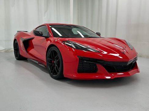 Used 2025 Chevrolet Corvette Z06 RWD image 2