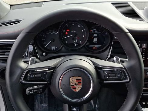 Used 2025 Porsche Macan image 25