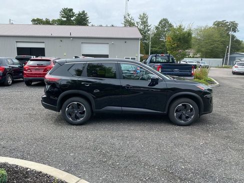 Used 2024 Nissan Rogue SV image 4