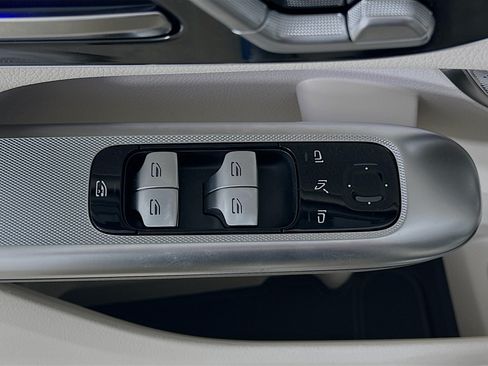 Used 2025 Mercedes-Benz GLC 300 4MATIC image 24