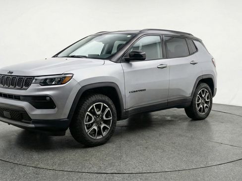 Used 2025 Jeep Compass Trailhawk image 3
