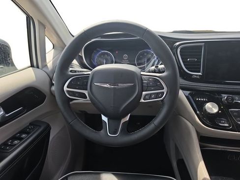 Used 2024 Chrysler Pacifica Limited image 12