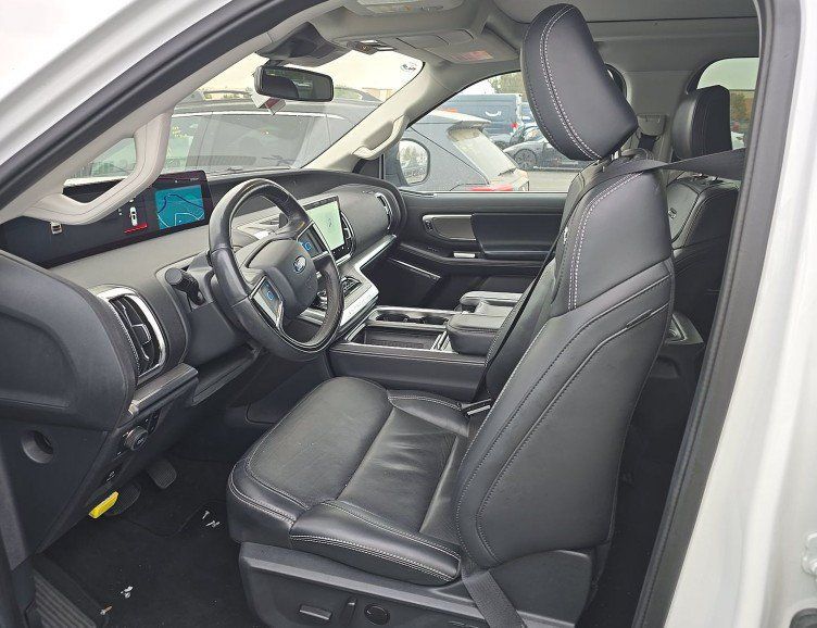 Used 2025 Ford Expedition Max Platinum AWD/4WD image 4