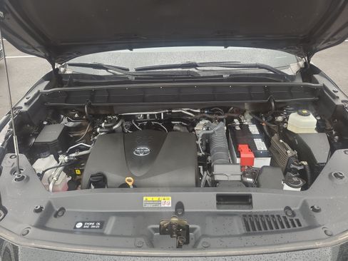 Used 2022 Toyota Highlander XLE AWD/4WD image 32