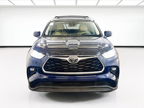 Used 2021 Toyota Highlander Limited FWD image 2