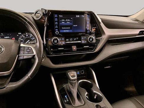 Used 2022 Toyota Highlander XLE AWD/4WD image 6