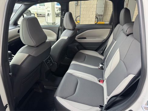 Used 2025 Subaru Forester Limited image 23