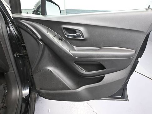 Used 2020 Chevrolet Trax LT w/ LT Convenience Package image 38