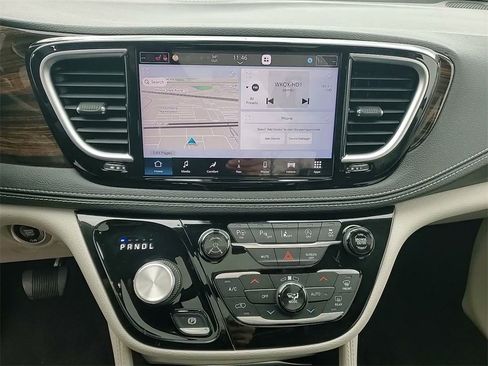 Used 2021 Chrysler Pacifica Limited w/ Premium & Safety Sphere Group image 27