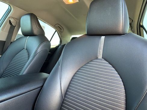 Used 2018 Toyota Camry FWD image 11