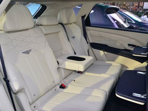 Used 2023 Bentley Bentayga Extended Wheelbase image 20