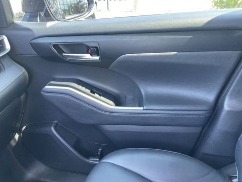 Used 2023 Toyota Highlander XLE AWD/4WD image 21