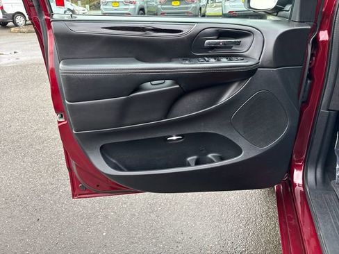 Used 2018 Dodge Grand Caravan SE image 18