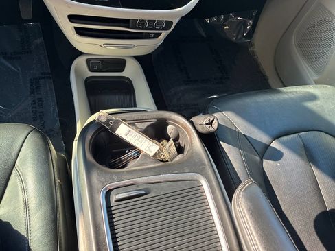 Used 2022 Chrysler Pacifica Touring-L w/ Uconnect Theater Family Group FWD image 16
