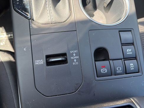 Used 2024 Toyota Highlander LE FWD image 13