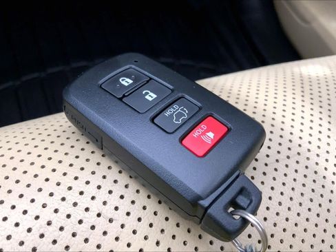 Used 2017 Toyota Highlander Limited Platinum w/ Carpet Mat Package image 15