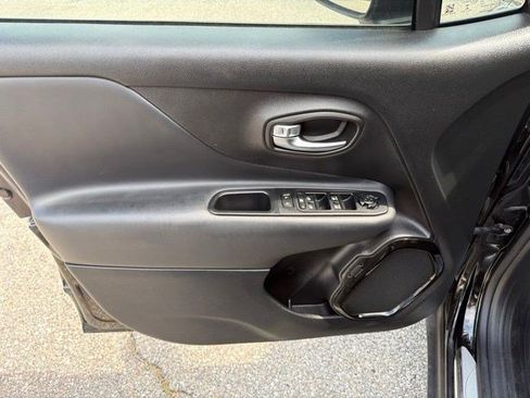 Used 2018 Jeep Renegade Altitude FWD image 11