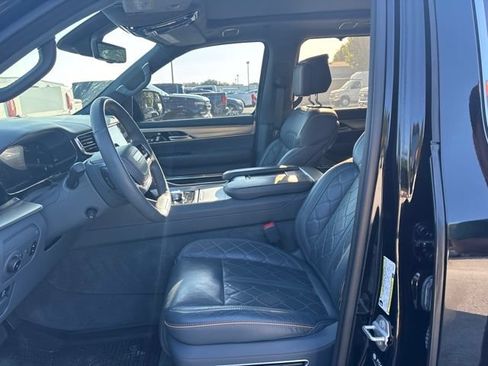 Used 2023 Jeep Grand Wagoneer Series III AWD/4WD image 9