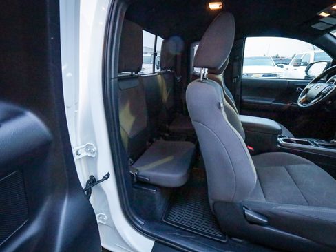 Used 2018 Toyota Tacoma TRD Off-Road w/ Technology Package image 27