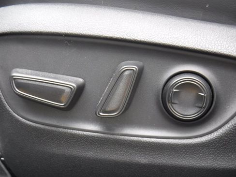 Used 2023 Toyota RAV4 XLE Premium image 17