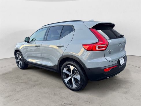 Certified 2025 Volvo XC40 B5 Plus image 3