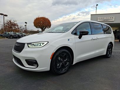 Used 2023 Chrysler Pacifica Limited w/ S Appearance Package