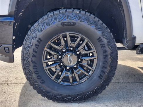 Used 2025 Chevrolet Silverado 2500 ZR2 w/ Technology Package AWD/4WD image 10