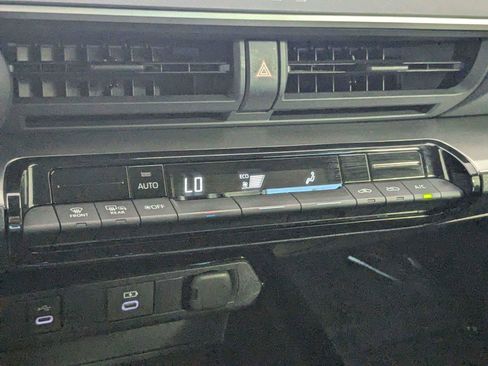 Used 2025 Toyota Prius LE FWD image 22