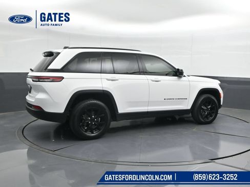 Used 2025 Jeep Grand Cherokee 4WD image 2