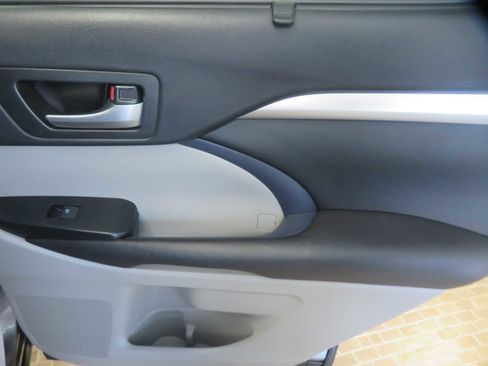 Used 2016 Toyota Highlander XLE FWD image 24
