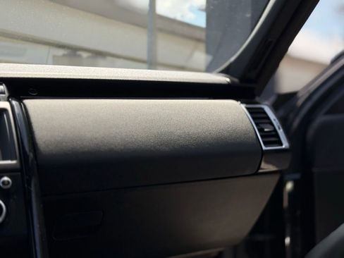 Used 2019 Land Rover Discovery SE image 17