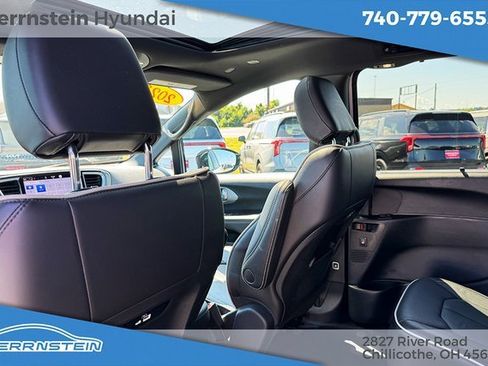 Used 2023 Chrysler Pacifica Limited w/ S Appearance Package image 26