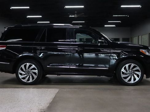 Used 2024 Lincoln Navigator Reserve image 6