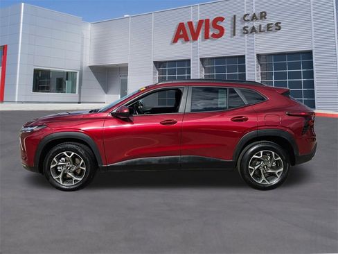 Used 2025 Chevrolet Trax LT w/ LT Convenience Package image 2