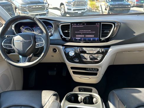 Certified 2024 Chrysler Pacifica Touring-L image 18