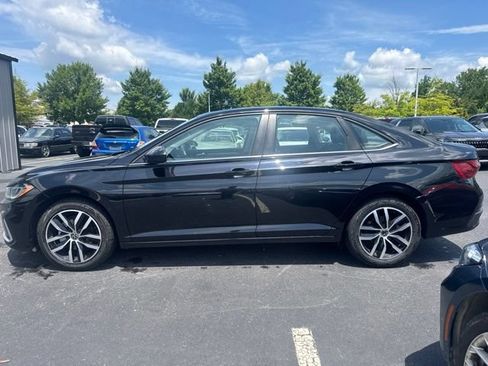 Used 2025 Volkswagen Jetta SE FWD image 2
